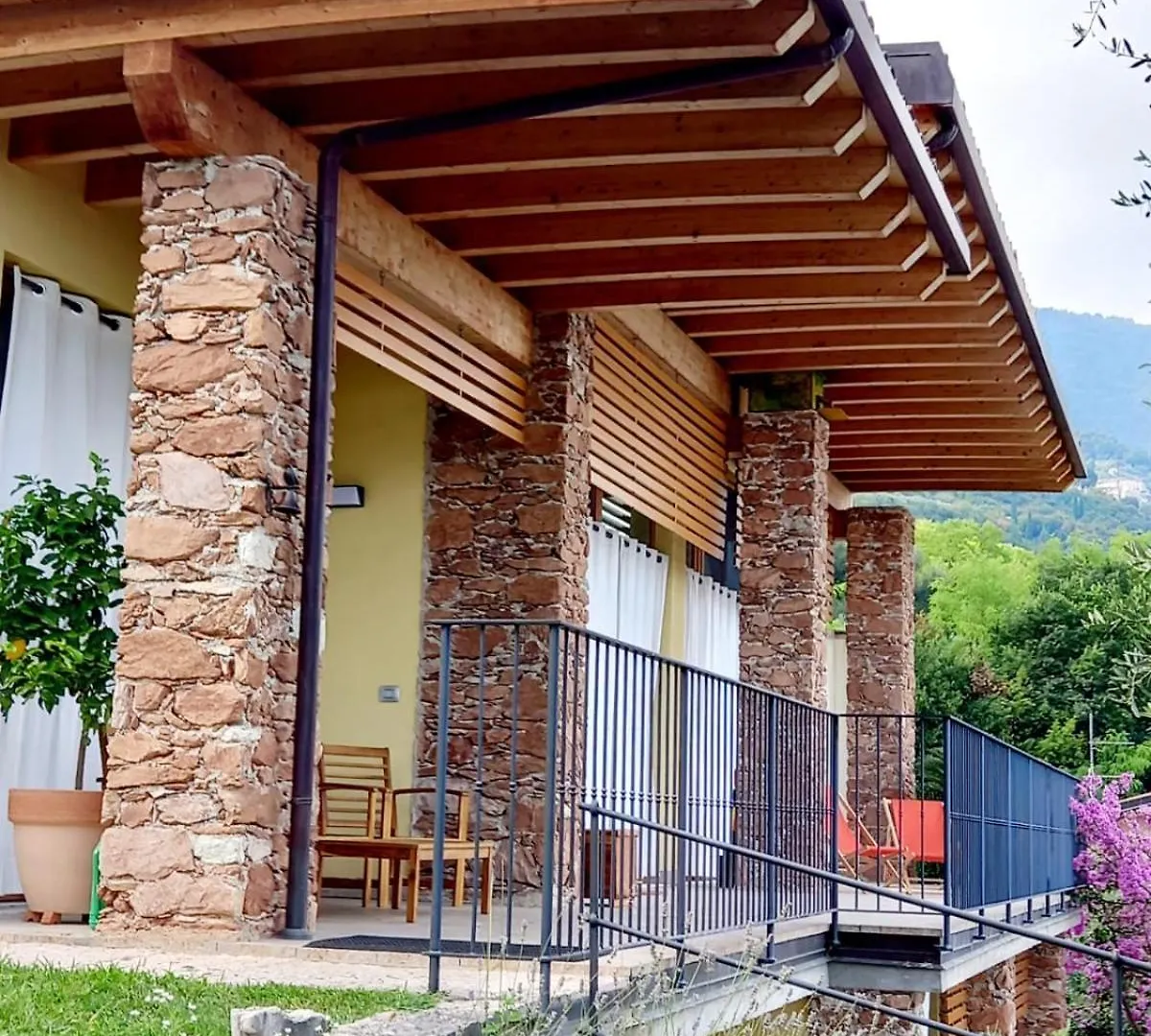 Casa Del Codirosso Villa Gargnano Italy